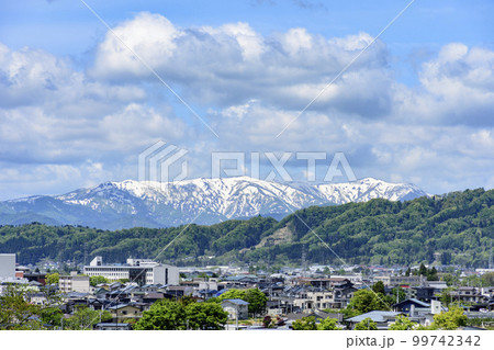 新緑の山形県南陽市烏帽子山公園より 新緑の山形県南陽市烏帽子山公園より 99742342