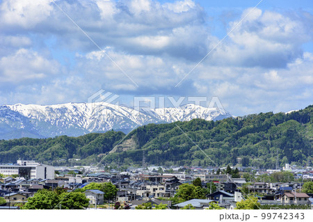 新緑の山形県南陽市烏帽子山公園より 新緑の山形県南陽市烏帽子山公園より 99742343