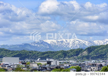 新緑の山形県南陽市烏帽子山公園より 99742344