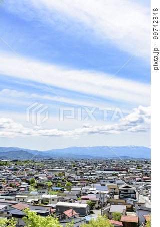 新緑の山形県南陽市烏帽子山公園より 新緑の山形県南陽市烏帽子山公園より 99742348