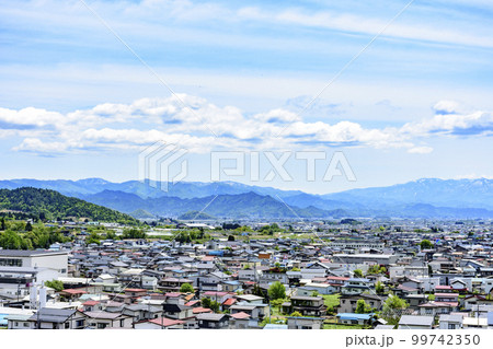 新緑の山形県南陽市烏帽子山公園より 新緑の山形県南陽市烏帽子山公園より 99742350