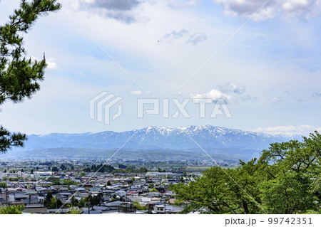 新緑の山形県南陽市烏帽子山公園より 99742351