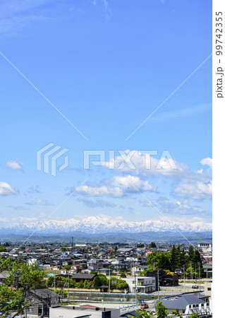 新緑の山形県南陽市烏帽子山公園より 新緑の山形県南陽市烏帽子山公園より 99742355