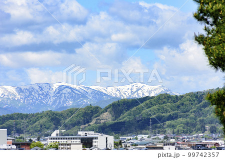新緑の山形県南陽市烏帽子山公園より 99742357