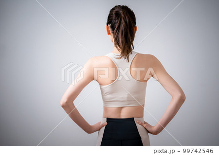 トレーニングする若い女性 トレーニングする若い女性 99742546