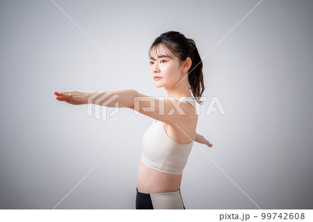 トレーニングする若い女性 99742608