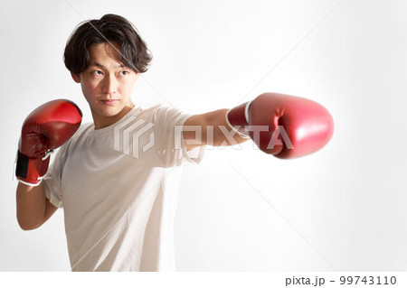 ボクシンググローブをつけた若い男性 99743110