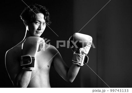 ボクシンググローブをつけた若い男性　モノクロイメージ 99743133