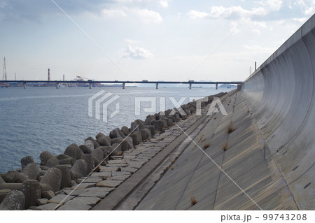 高梁川の堤防の景色 99743208