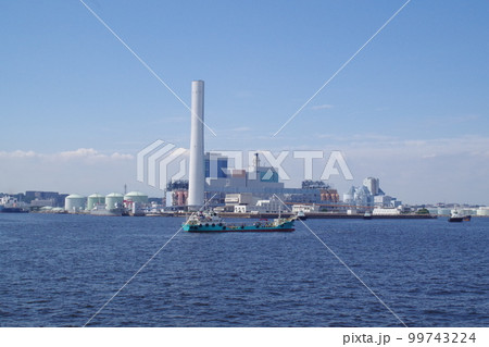 横浜磯子区の火力発電所の景色 99743224