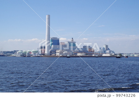 横浜磯子区の火力発電所の景色 99743226