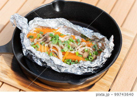 スキレットで作る鮭のホイル焼き スキレットで作る鮭のホイル焼き 99743640