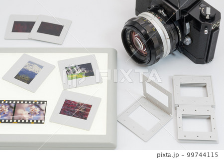 古い一眼レフカメラとリバーサルフィルム 古い一眼レフカメラとリバーサルフィルム 99744115