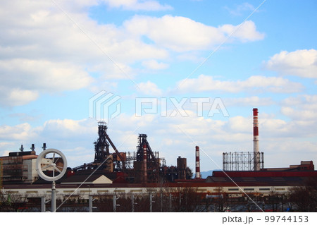 北九州工業地帯の製鉄所 99744153