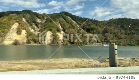 2022年羽越水害で土砂崩れした山の斜面 99744188