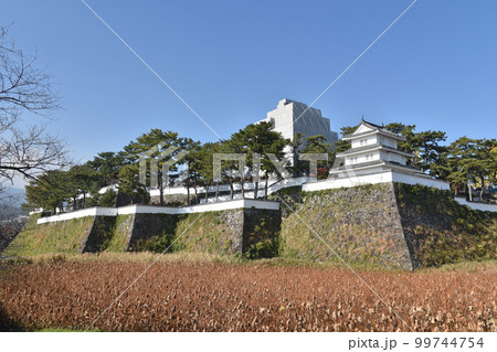 島原城 本丸石垣と復元された巽三重櫓 島原城 本丸石垣と復元された巽三重櫓 99744754