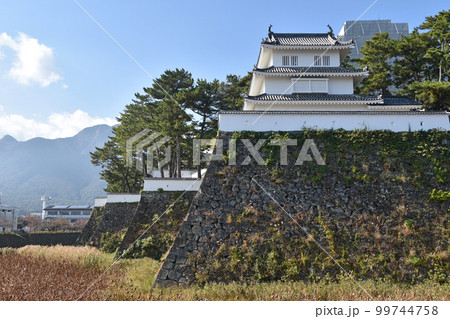 島原城 屏風折の石垣と復元された巽三重櫓 島原城 屏風折の石垣と復元された巽三重櫓 99744758