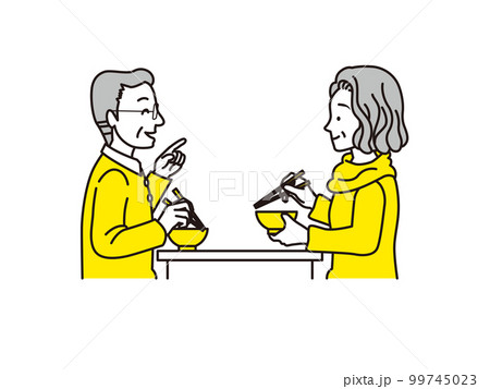 食事中のおばさまおじさま 99745023