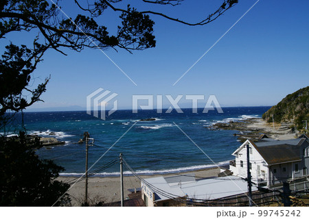 三浦市 富士山のビュースポットと南国的な荒井浜海岸 三浦市 富士山のビュースポットと南国的な荒井浜海岸 99745242