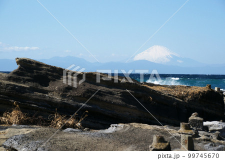三浦市 荒井浜海岸 岩礁のみちの富士山 三浦市 荒井浜海岸 岩礁のみちの富士山 99745670