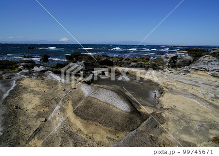 三浦市 荒井浜海岸 岩礁のみちの富士山 三浦市 荒井浜海岸 岩礁のみちの富士山 99745671