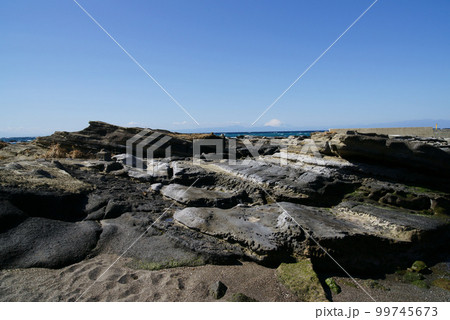 三浦市　荒井浜海岸 岩礁のみちの富士山　 99745673