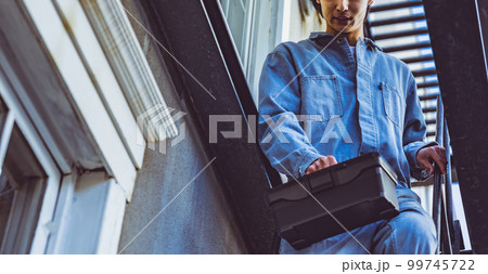 修繕する男性 99745722