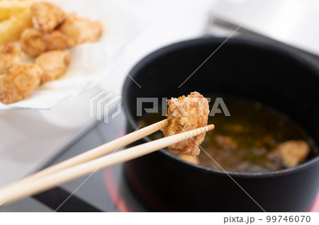 唐揚げを自宅のIHキッチンで作る主婦 唐揚げを自宅のIHキッチンで作る主婦 99746070
