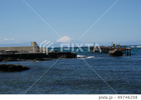 三浦市 荒井浜海岸からの富士山のビュースポット風景　　 99746208