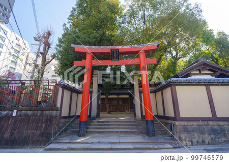 大阪天満宮境内　白米稲荷社　朱塗り鳥居 99746579