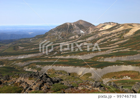 大雪山　白雲岳　山頂から旭岳を望む　ゼブラ模様 99746798