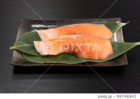 北海道産の秋鮭切り身 99746942
