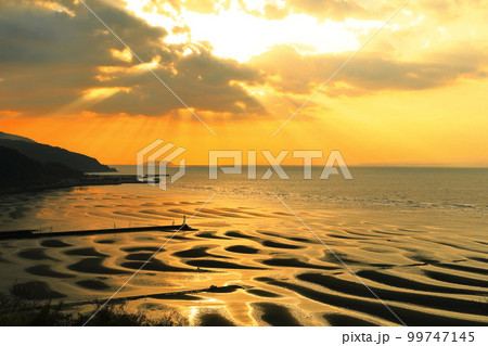 【熊本県】絶景日の御輿来海岸の夕景 99747145