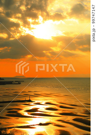 【熊本県】絶景日の御輿来海岸の夕景 99747147