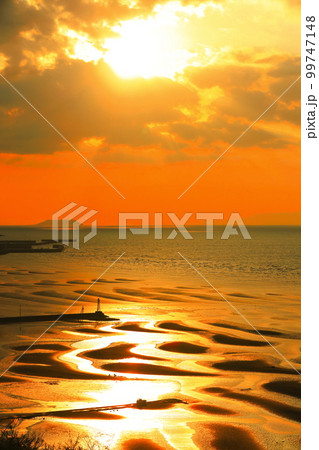 【熊本県】絶景日の御輿来海岸の夕景 99747148