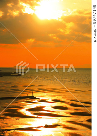 【熊本県】絶景日の御輿来海岸の夕景 99747149