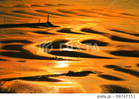 【熊本県】絶景日の御輿来海岸の夕景 99747151