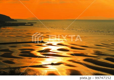 【熊本県】絶景日の御輿来海岸の夕景 99747152