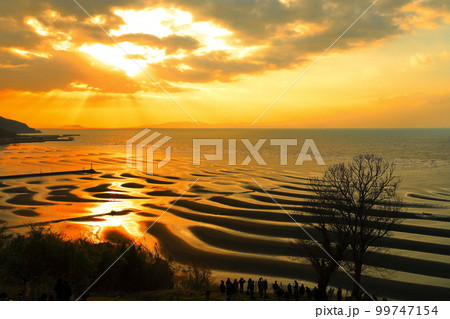 【熊本県】絶景日の御輿来海岸の夕景 99747154