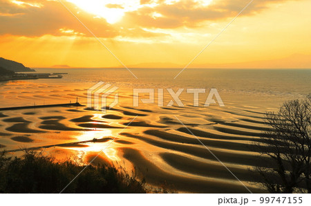 【熊本県】絶景日の御輿来海岸の夕景 99747155