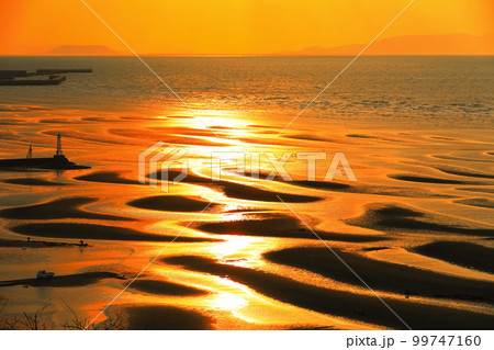 【熊本県】絶景日の御輿来海岸の夕景 99747160