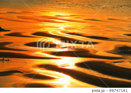 【熊本県】絶景日の御輿来海岸の夕景 99747161