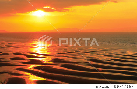 【熊本県】絶景日の御輿来海岸の夕景 【熊本県】絶景日の御輿来海岸の夕景 99747167