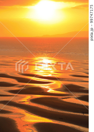 【熊本県】絶景日の御輿来海岸の夕景 99747175
