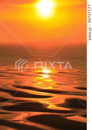 【熊本県】絶景日の御輿来海岸の夕景 99747177