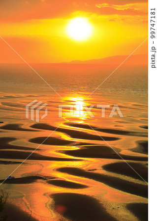 【熊本県】絶景日の御輿来海岸の夕景 【熊本県】絶景日の御輿来海岸の夕景 99747181