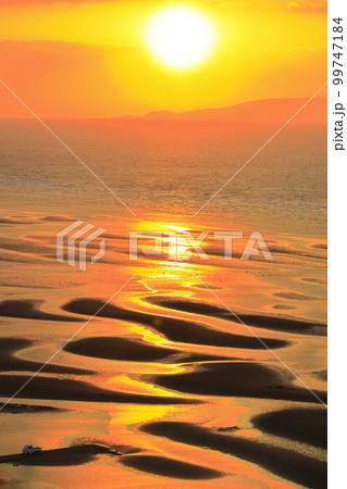 【熊本県】絶景日の御輿来海岸の夕景 【熊本県】絶景日の御輿来海岸の夕景 99747184