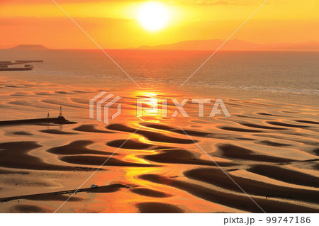 【熊本県】絶景日の御輿来海岸と雲仙の夕景 【熊本県】絶景日の御輿来海岸と雲仙の夕景 99747186