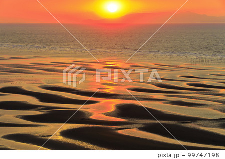 【熊本県】絶景日の御輿来海岸の夕景 99747198