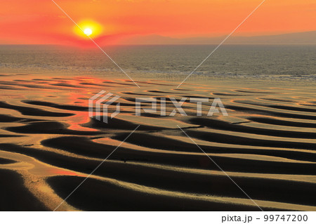 【熊本県】絶景日の御輿来海岸の夕景 99747200